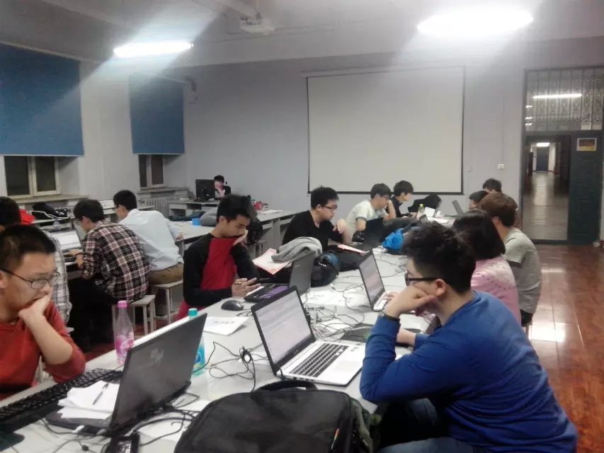 3.瀛︾敓涓撴敞鍦拌繘琛屽湪绾跨紪绋嬬粌涔�jpg